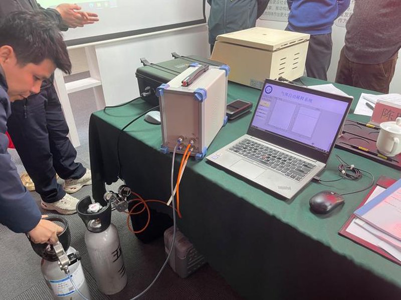 在数字时代，视频制作已经不再是专业领域的专属工具。无论是企业宣传还是个人创作，视频都能以生动直观的方式传达信息。那么，如何选择适合自己的视频制作软件呢？让我们通过比较两款热门软件，帮助你做出明智的选择。